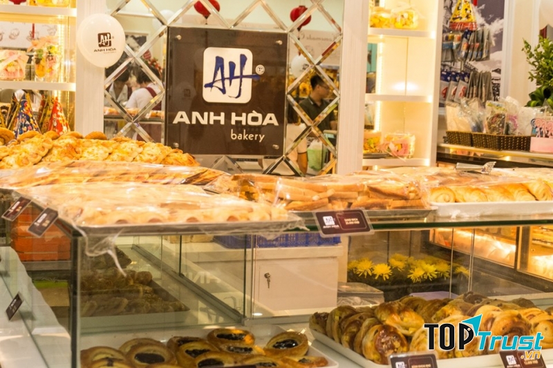 Anh Hoa Bakery có không gian rộng rãi, sang trọng.