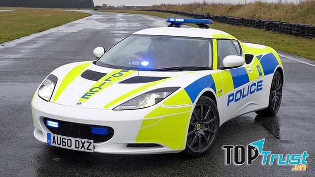 Lotus Evora S được độ màu sơn cho cảnh sát Anh