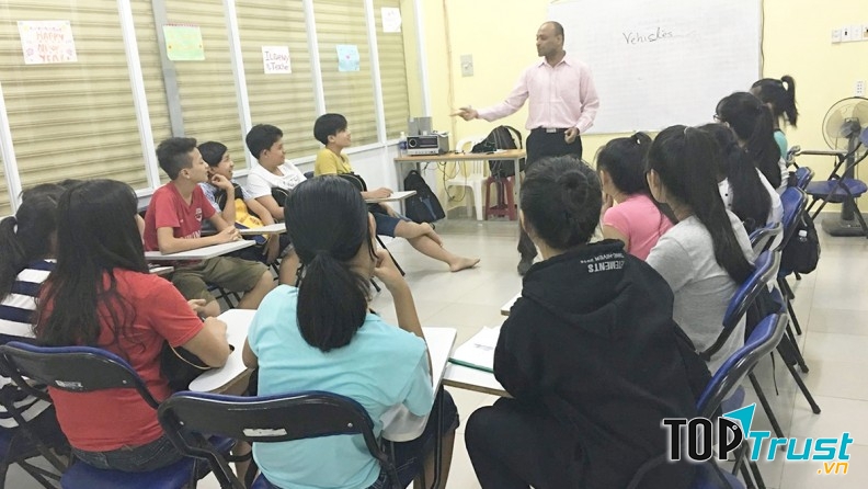 Môi trường học tập chuyên nghiệp với thầy cô giáo Việt Nam và nước ngoài từ các trường đại học, có nhiều năm kinh nghiệm và kỹ năng sư phạm tốt.