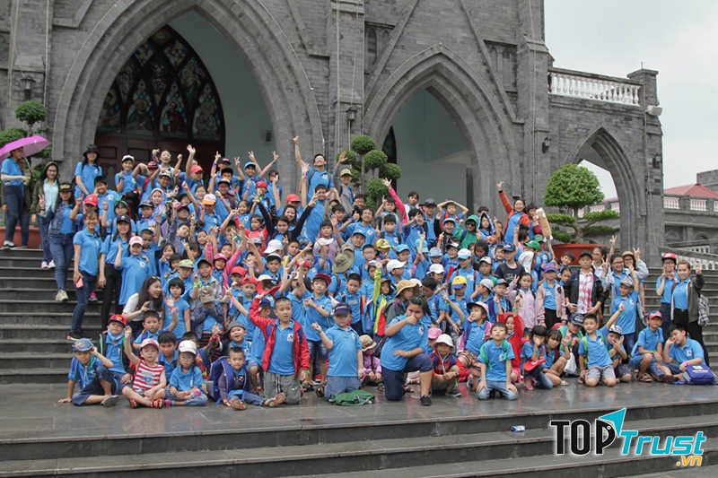 Một chuyến tham quan cho các em học viên Anh văn trẻ em.