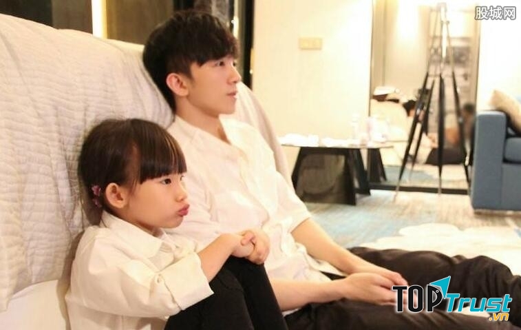 Anh trai luôn bảo vệ và che chở cho em.