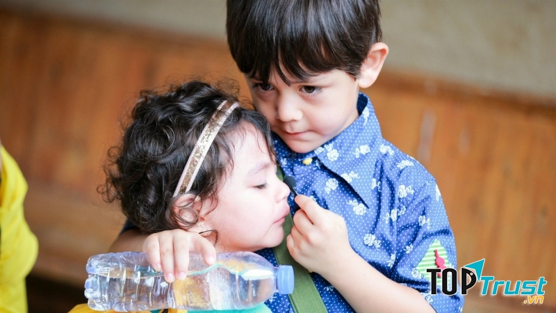 Anh trai như kị sĩ bảo vệ em gái.