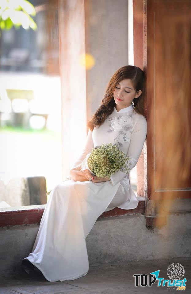 Thiết kế áo dài của Ánh Trần mang đậm phong cách tinh tế, sang trọng