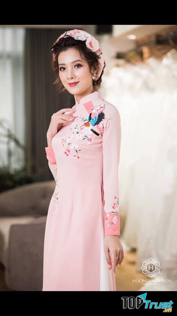 Đường may áo dài của Ánh Trần được chăm chút trên từng chi tiết nhỏ