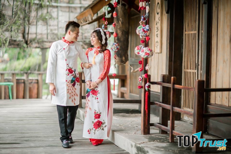 Những đường may tinh tế, những hoa văn điệu đà, phá cách khiến ai mặc vào cũng đẹp hơn, sang trọng hơn.