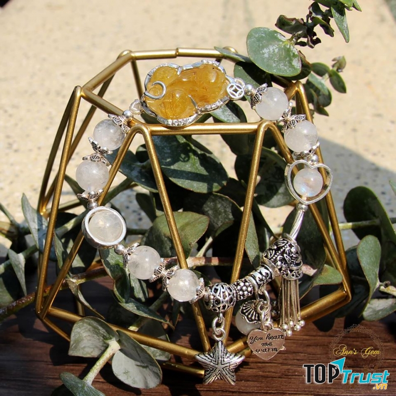 Chiếc vòng Pandora dành cho các cô nàng mệnh kim được vẽ nên từ hai gam màu vàng và trắng nhưng thật ra lại chứa đựng tận 3 loại đá quý giá.