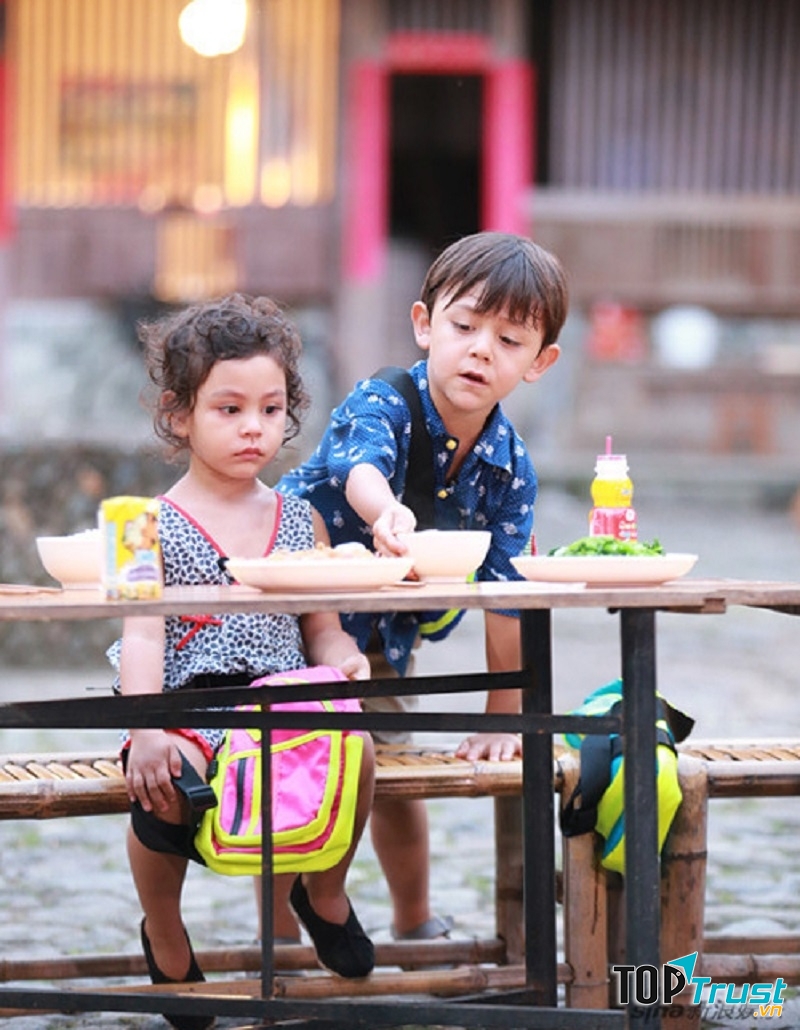 Nặc Nhất và Nghê Na thừa hưởng nét đẹp từ bố mẹ