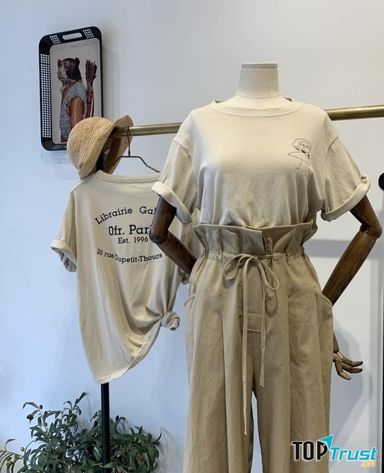 Các sản phẩm của Annacoco gồm đa dạng sản phẩm như áo thun, váy vintage