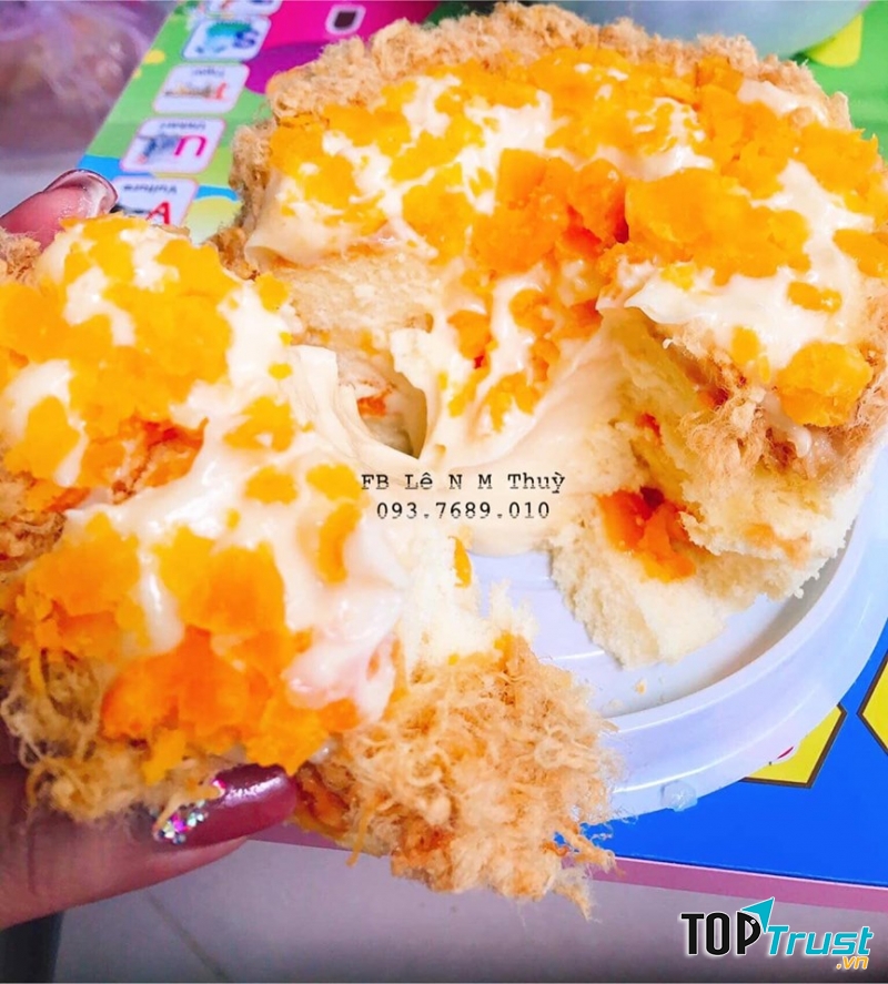 Một chiếc bông lan trứng muối double cheese