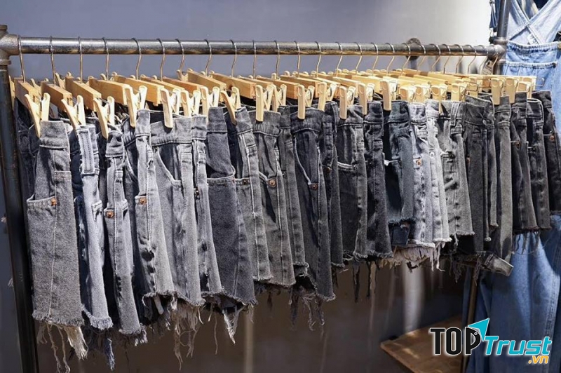 Một cô nàng sexy và cá tính làm sao có thể bỏ qua những mẫu short jeans như này