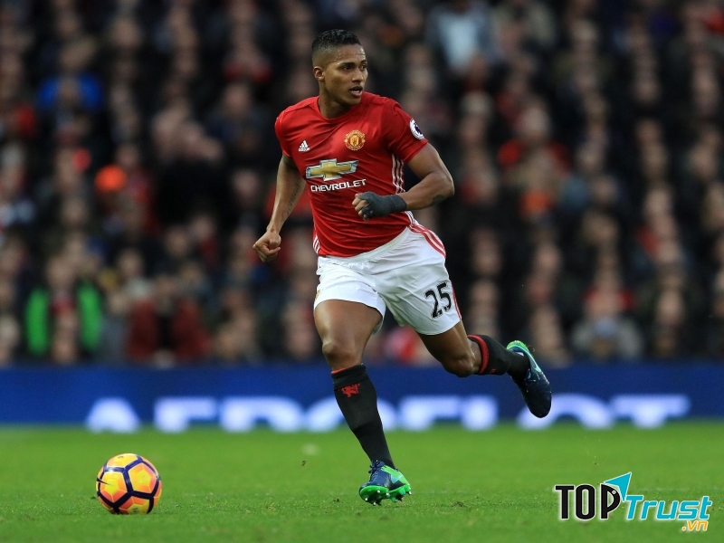 Valencia là hậu vệ cánh phải số 1 của MU lúc này