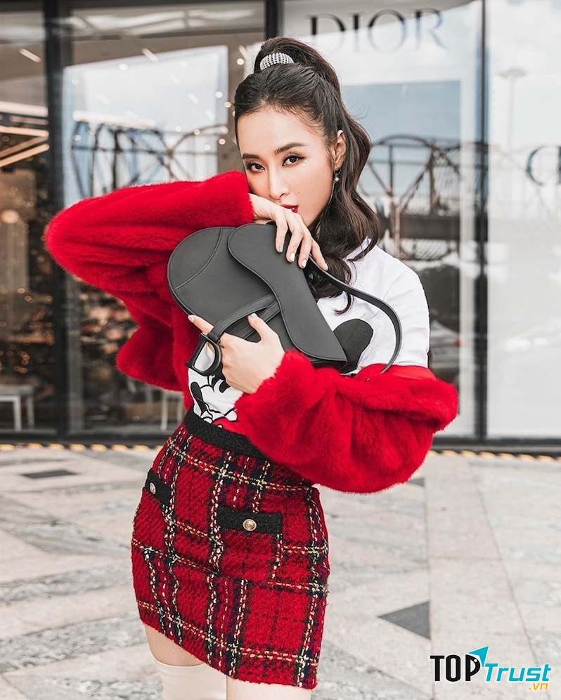 Một chiếc áo choàng đủ sắc màu sẽ khiến phái đẹp trở nên rực rỡ hơn.