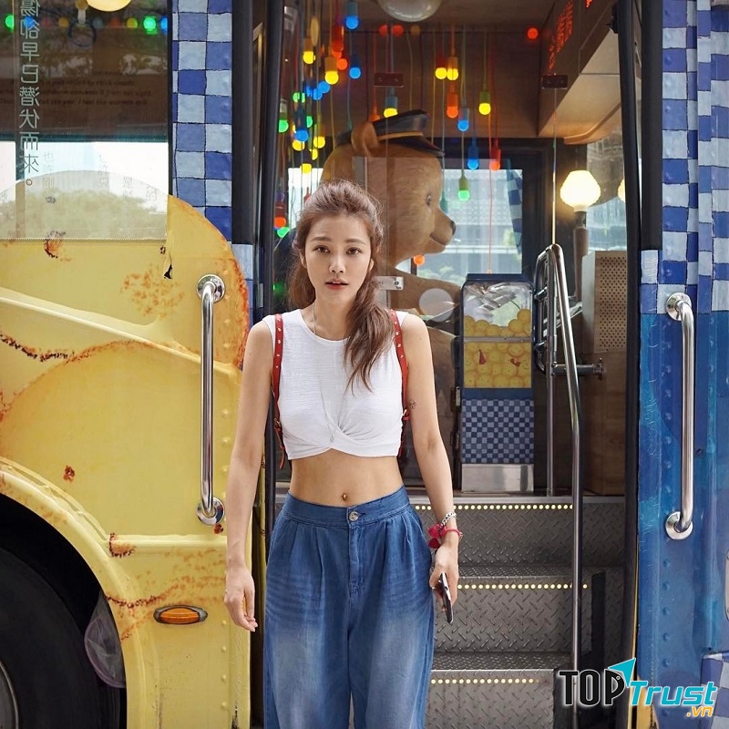 Vậy bạn hãy thử một lần phá cách với chiếc áo croptop, nhất là kì nghỉ của mùa hè còn là dịp để bạn tranh thủ khoe dáng, sexy hơn chút so với thường ngày.