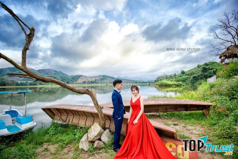 Đơn giản chưa bao giờ hết đẹp. Không cầu kì, lộng lẫy, váy cô dâu trễ vai trơn cũng là dáng váy cực tôn fom