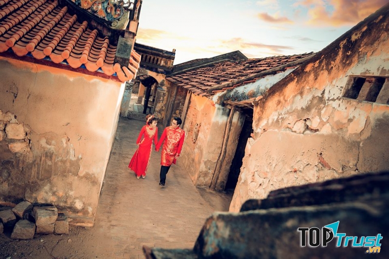 Những đường may tinh tế, những hoa văn điệu đà, phá cách khiến ai mặc vào cũng trở nên sang trọng hơn.