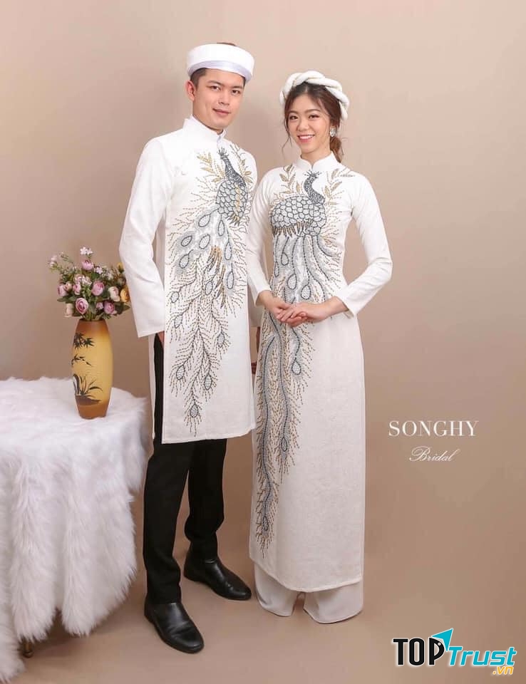 Cửa hàng luôn sáng tạo, thiết kế ra các mẫu áo dài chuẩn mực