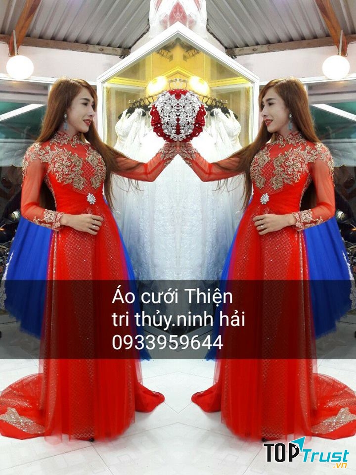 Tại cửa hàng có đến hàng trăm mẫu áo dài thích hợp cho ngày cưới, từ áo dài dành cho cô dâu đến áo dài cho phụ dâu.