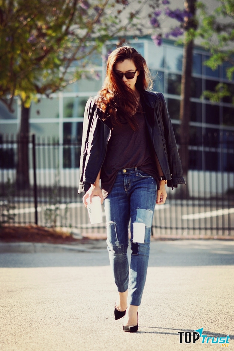 Áo da và quần jean rách