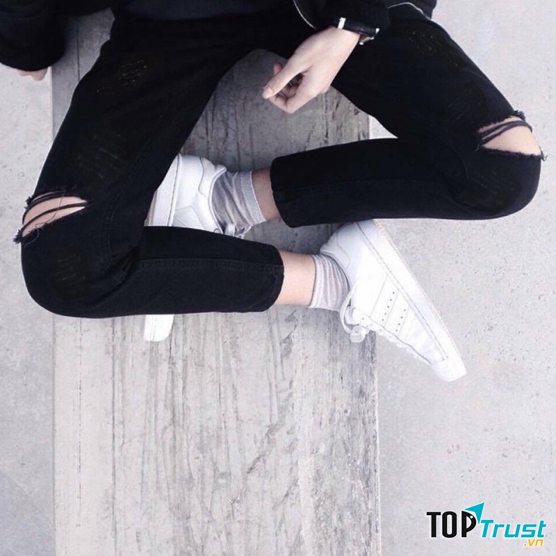 Áo da và quần jean rách