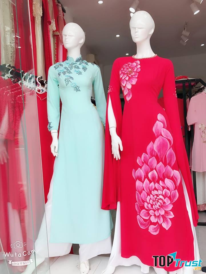 Các thiết kế áo dài tại đây thiên về tôn vinh nét đẹp truyền thống và nét đẹp cổ điển của người phụ nữ Việt