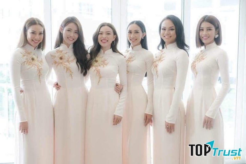 Các phụ dâu xinh đẹp, rạng ngời trong tà áo dài mềm mại, duyên dáng.