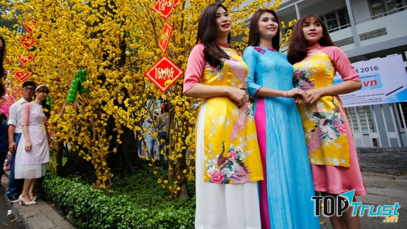 Thời trang áo dài cách tân hiện nay được chọn làm trang phục dự tiệc trong những dịp quan trọng