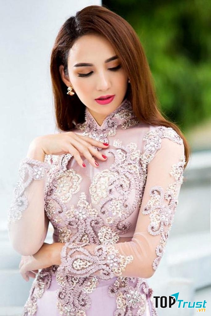 Độc đáo, đẹp vả tỉ mẩn trong từng đường kim mũi chỉ trong tà áo dài Chi Silk