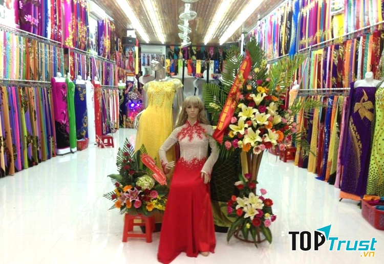 Không gian bên trong của cửa hàng may áo dài Đan Phương