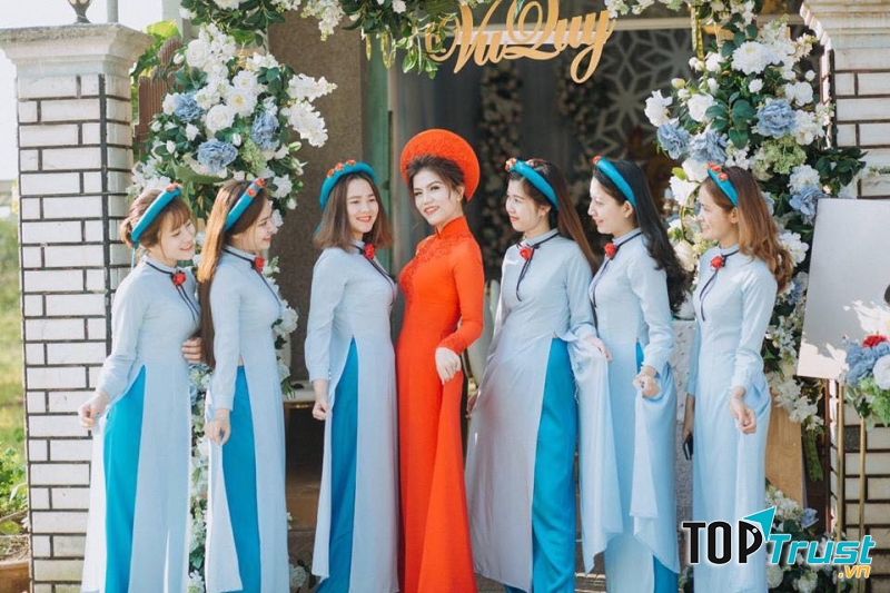 Với hàng trăm mẫu áo dài cưới, Mỹ Danh tự tin đáp ứng mọi yêu cầu và sở thích của khách hàng.