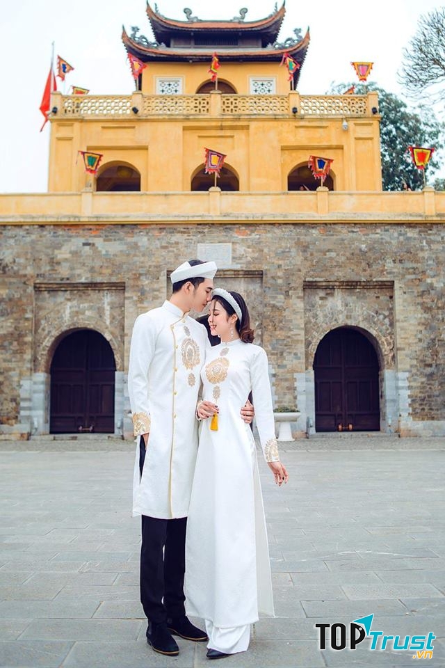 Áo dài cưới vẽ tay sắc sảo, màu sắc nổi bật