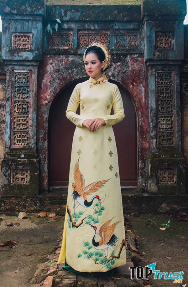 Một mẫu áo dài của Khánh Shyna