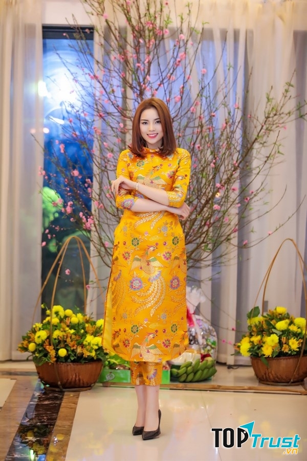 Những cô nàng yêu thích sự hoài cổ chắc chắn sẽ lựa chọn ngay kiểu áo dài này cho bộ ảnh đầu năm mới của mình. Họa tiết long phụng ngày nay đã được cách điệu cho trang nhã và có phần đằm thắm hơn để phù hợp với thời đại.