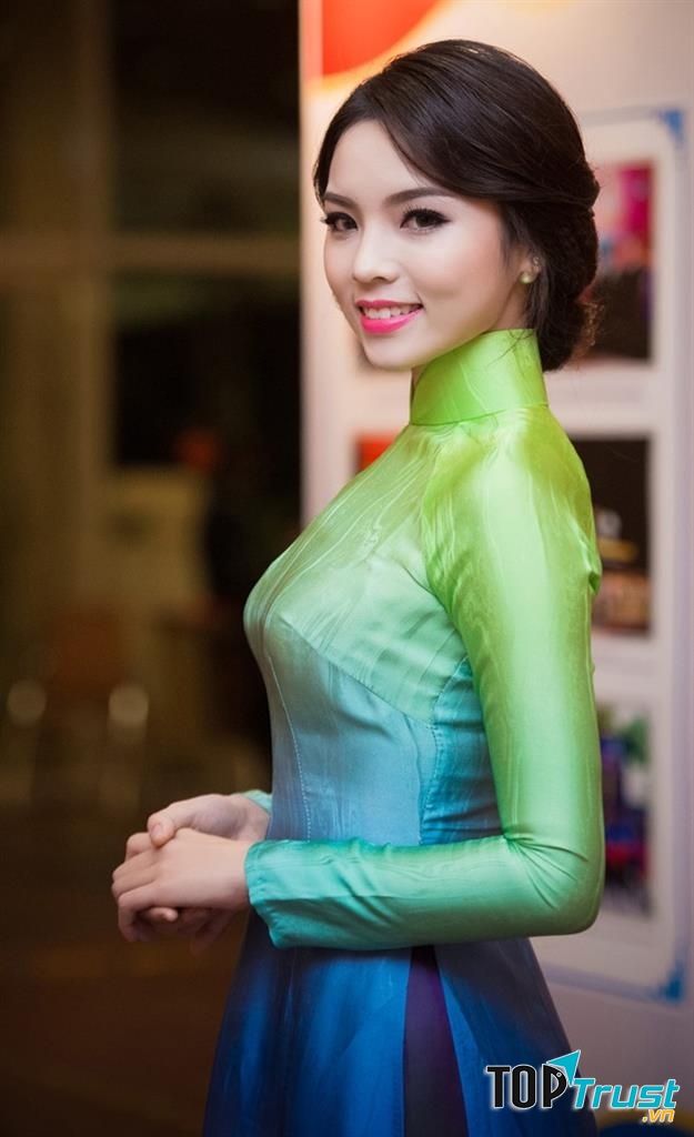 Với gam màu chuyển từ đậm sang nhạt, người thiếu nữ sẽ tựa như những cánh hoa ngọt ngào khoe sắc thắm giữa sắc xuân đang tràn về trên phố, đẹp đằm thắm và dịu dàng đến ngây ngất lòng người.