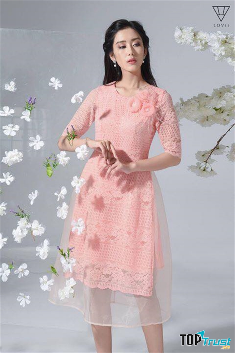 Ren là một loại chất liệu được ra đời từ rất sớm trong nền thời trang tại các quốc gia phương Tây. Thế nhưng khi kết hợp với chiếc áo dài truyền thống thì ren lại khiến chúng trở nên trẻ trung và duyên dáng đến lạ thường.