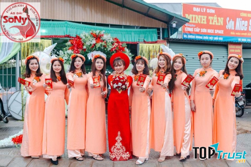 Những mẫu áo dài truyền thống với nét thuê độc đáo dành cho cô dâu chú rể và dàn phụ dâu