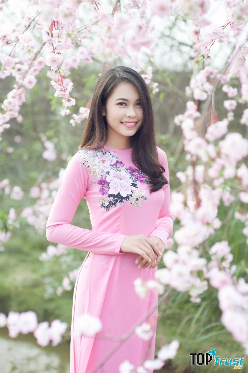 Thông thường để tránh bị rối mắt thì những người thợ may thường chỉ thêu hoa ở những điểm nhấn trên áo như: cổ áo, cổ tay, vòng eo,…