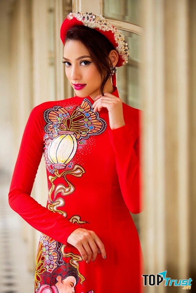 Áo dài lụa với họa tiết thêu tay