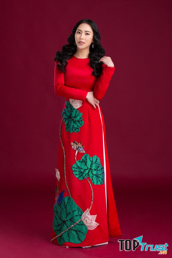 Chiếc áo dài đỏ với họa tiết long phục mang may mắn cho ngày Tết