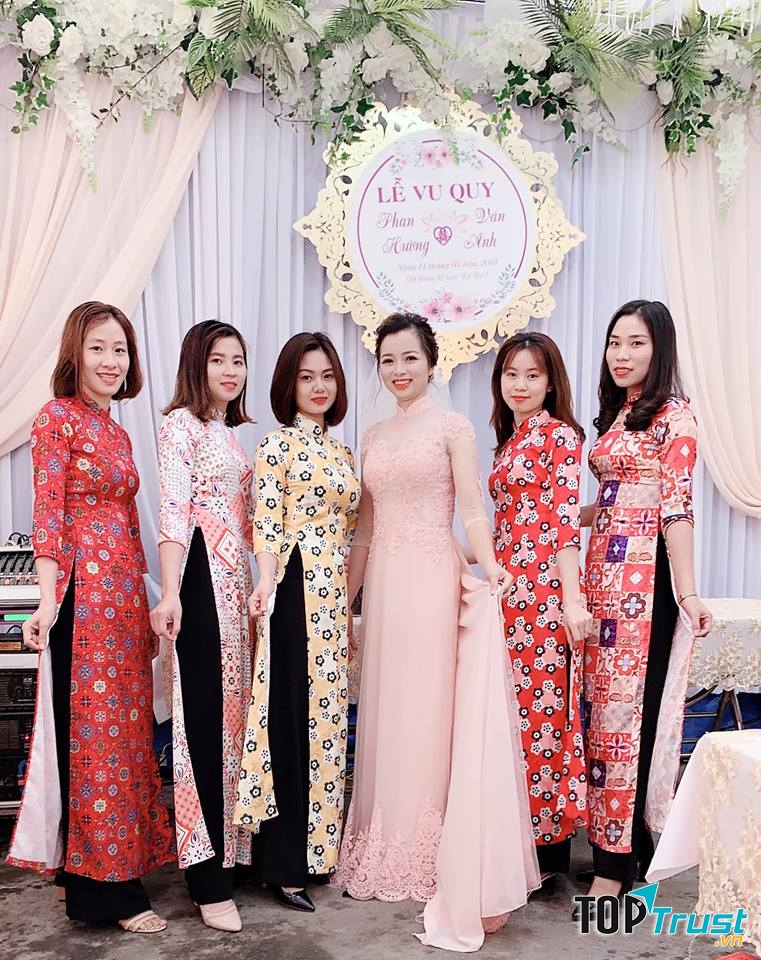 Tiệm áo dài Vy An cung cấp đầy đủ mọi trang phục áo dài ăn hỏi, áo dài vợ chồng,...