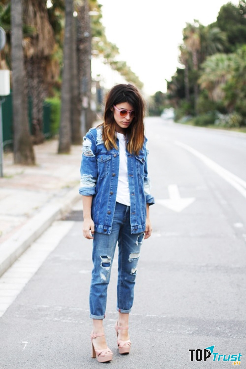 Áo Denim với quần jean rách