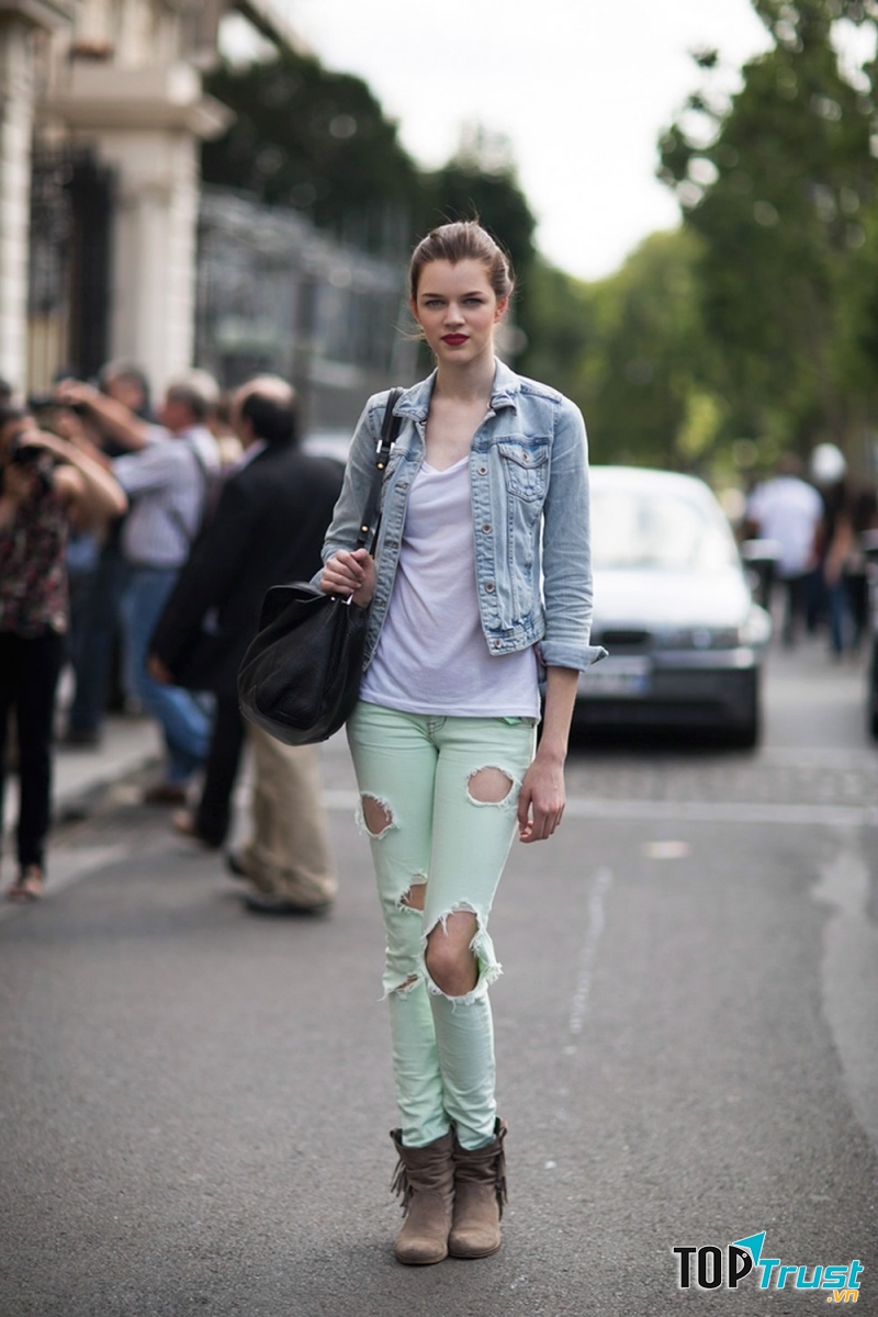 Áo Denim với quần jean rách