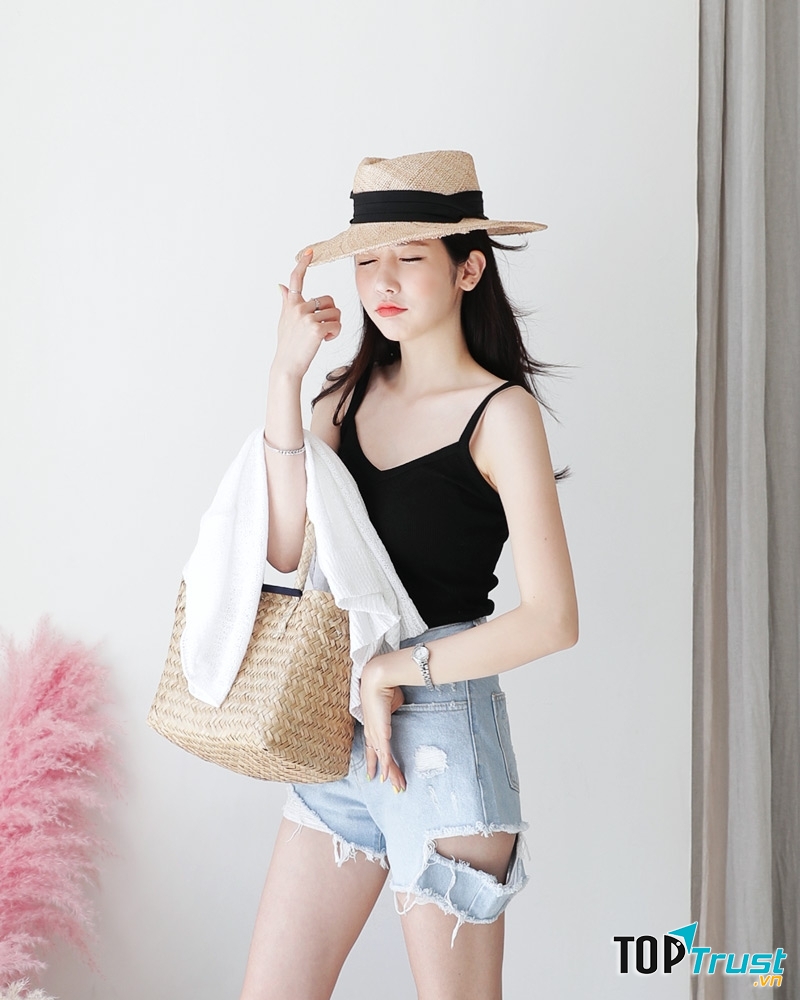 Với chiếc áo hai dây quyến rũ, thoải mái và mát mẻ khi kết hợp cùng với quần shorts jeans năng động bạn đã có thể thoải mái bay nhảy trong những chuyến đi dã ngoại.﻿