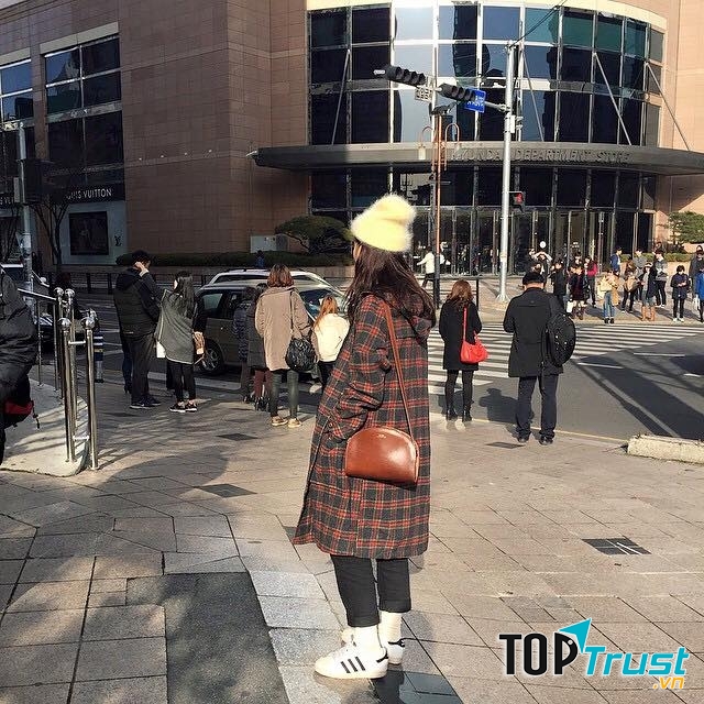 Những màu tối sẽ làm chiếc áo khoác trông ấm áp xinh xắn hơn rất nhiều