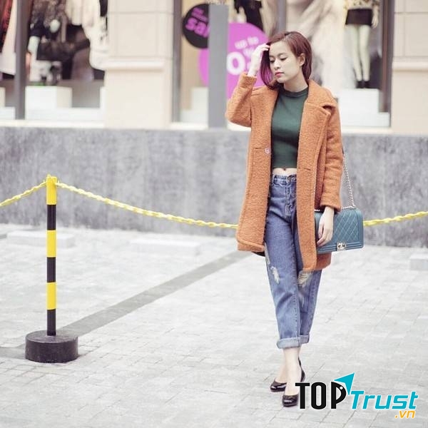 Áo khoác dạ với quần jean rách