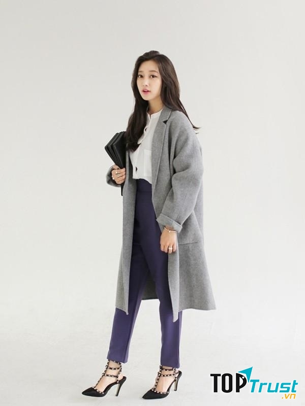 Mặc dù set đồ cơ bản gồm áo sơ mi trắng và quần lửng form suông đơn giản nhưng khi kết hợp cùng áo khoác dáng dài lại khiến cho set đồ đẹp ngất ngây, bên cạnh đó đôi giày gót nhọn nạm đinh lạ mắt và đặc biệt là chiếc túi làm cho set đồ trở nên thanh lịch hơn