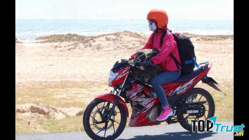 Áo khoác gió với jean rách