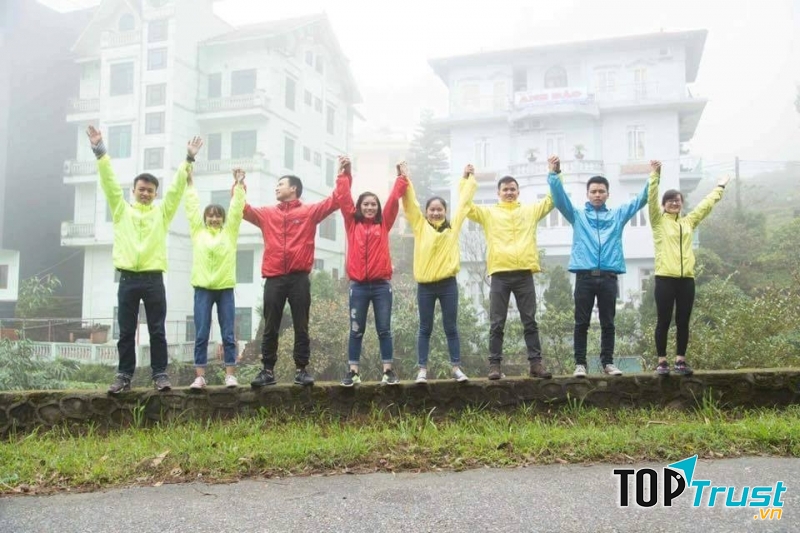 Áo khoác gió với jean rách