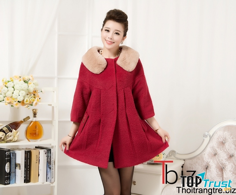 Aó khoác đỏ cùng chân váy đen