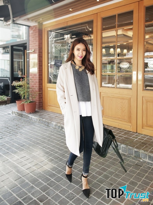 Áo khoác trắng cùng legging