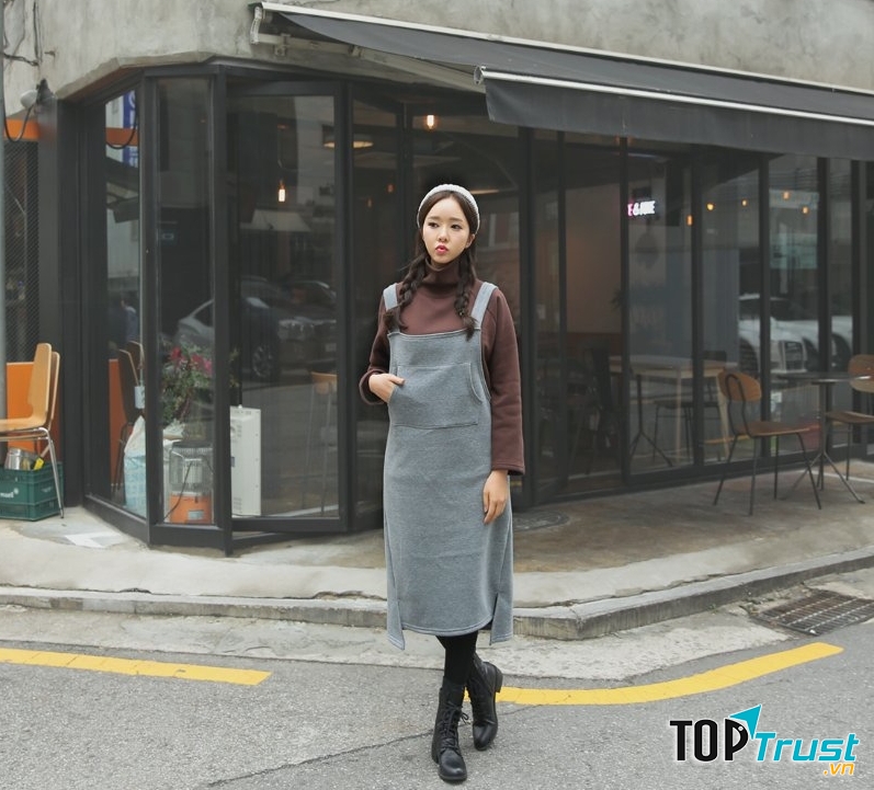 Áo len cổ lọ phối cùng yếm dài là một gợi ý hay ho không bị nhàm chán và loạt phụ kiện như mũ hay bốt đen bằng da cũng là một công thức mix đồ mà bạn không nên bỏ qua